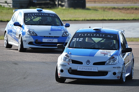 I næstsidste sving på sidste omgang kolliderede de to biler fra AD Racing i kampen om tredjepladsen